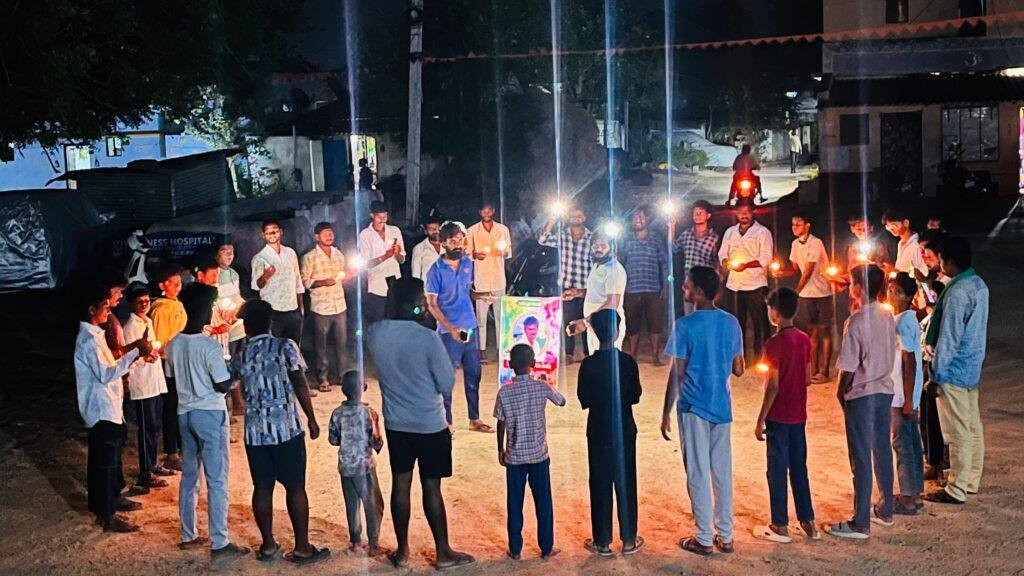 కుమ్మరి మహేష్ లేని లోటు… కొవ్వొత్తుల్లో కనిపించిన గ్రామం బాధ