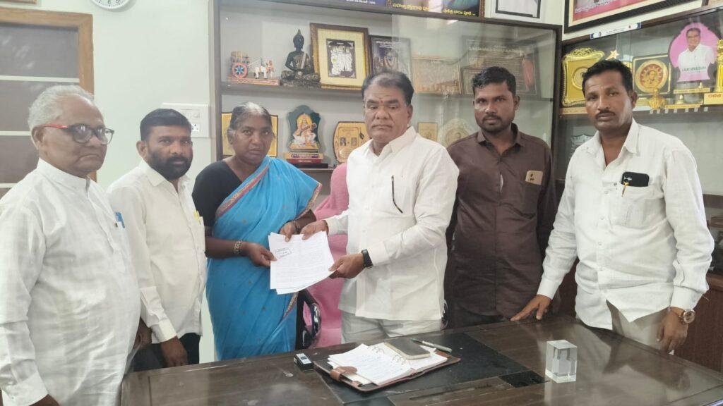 రాష్ట్ర ఎస్సీ, ఎస్టీ కమిషన్ చైర్మన్ ను కలిసిన బాధితులు