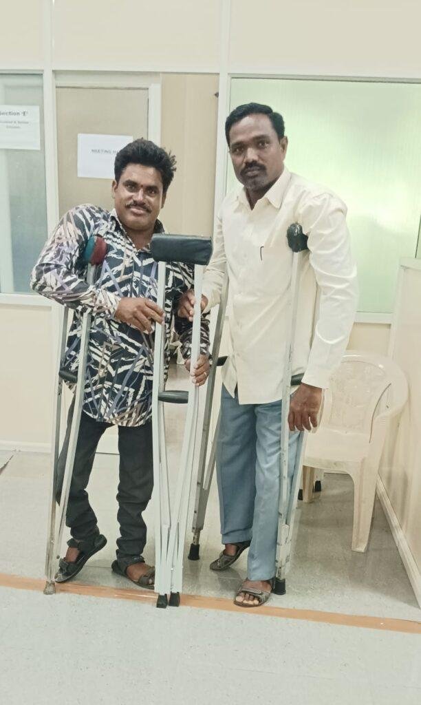దివ్యాంగులకు చంక కర్రల పంపిణీ