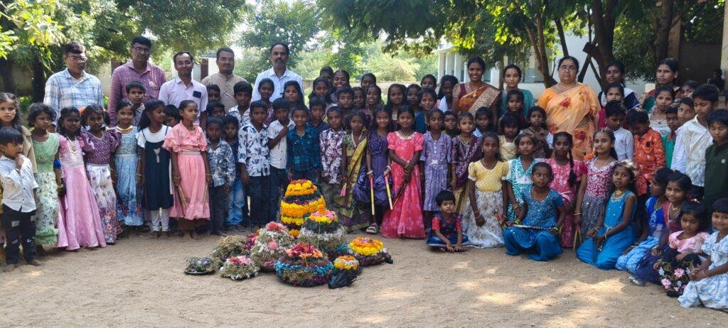 పూల పండుగలో చిన్నారుల సందడి